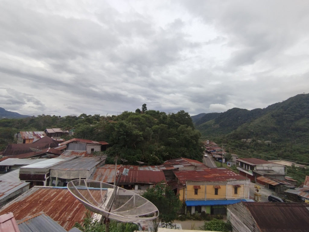 gotong royong dalam rangka jum'at bersih yang di selenggarakan oleh aparatur desa dan masyarakat 